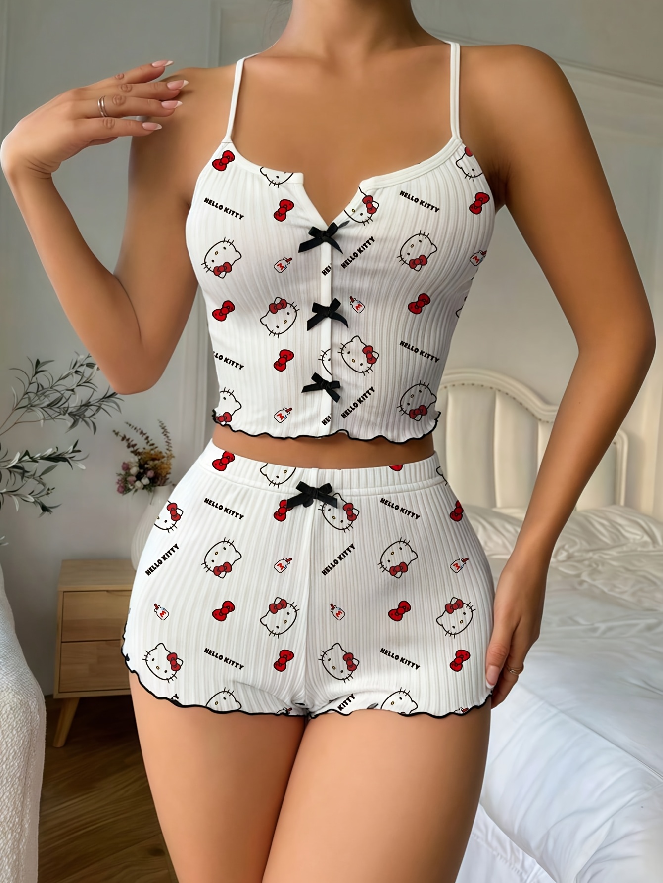 Sanrio Hello Kitty Bowknot Sus - Women'S Fashion 评论和价格